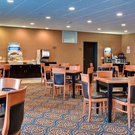 Holiday Inn Express Airport Calgary By Ihg Экстерьер фото