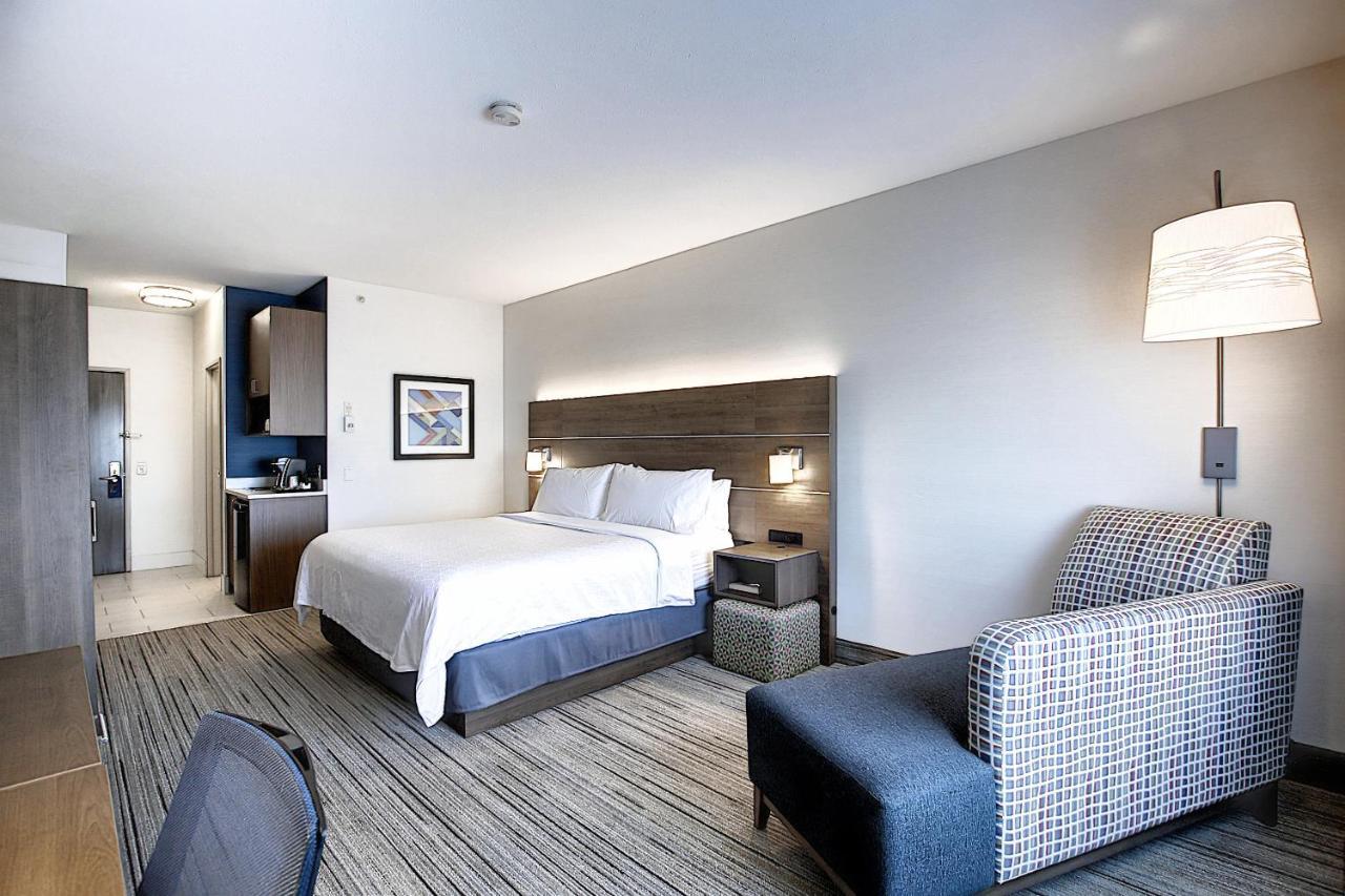 Holiday Inn Express Airport Calgary By Ihg Экстерьер фото