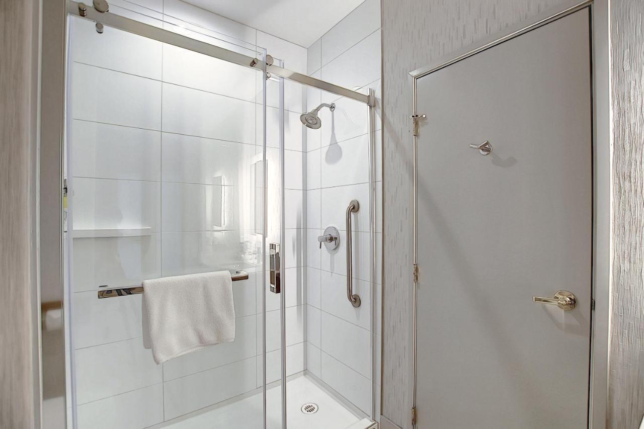 Holiday Inn Express Airport Calgary By Ihg Экстерьер фото