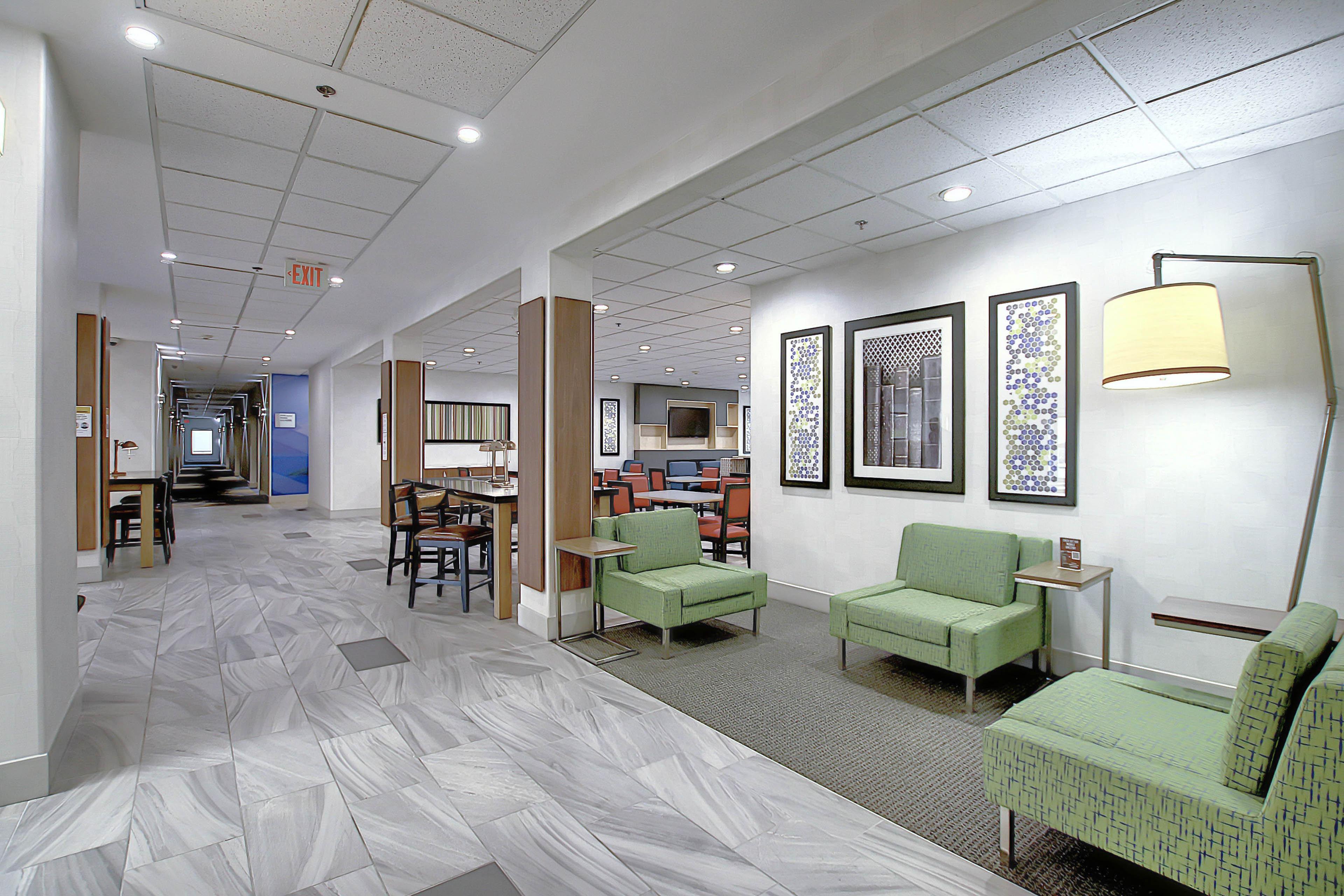 Holiday Inn Express Airport Calgary By Ihg Экстерьер фото